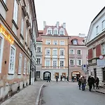 Charming Apartment Next To The Old Town!